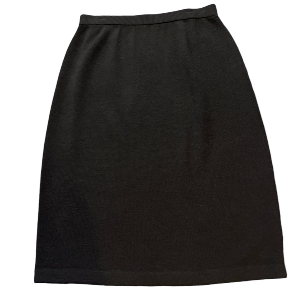 St. John Basics solid black Santana Knit pull-on pencil skirt.
Size 10.